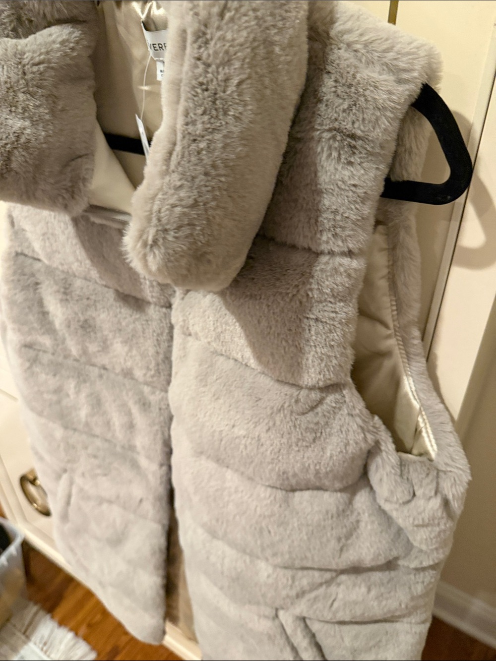 Evereve Light Gray Faux Fur Quilted Puffer Vest - Picture 5 of 5